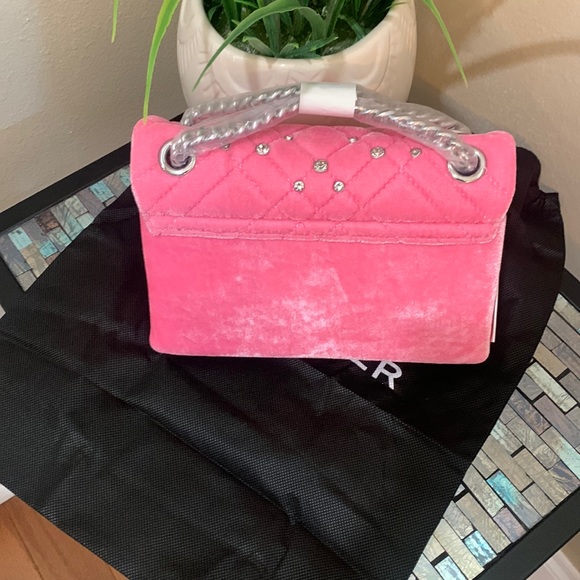 Kurt Geiger London Mini Braxton Velvet Shoulder Bag
KURT GEIGER LONDON - Picture 3 of 17